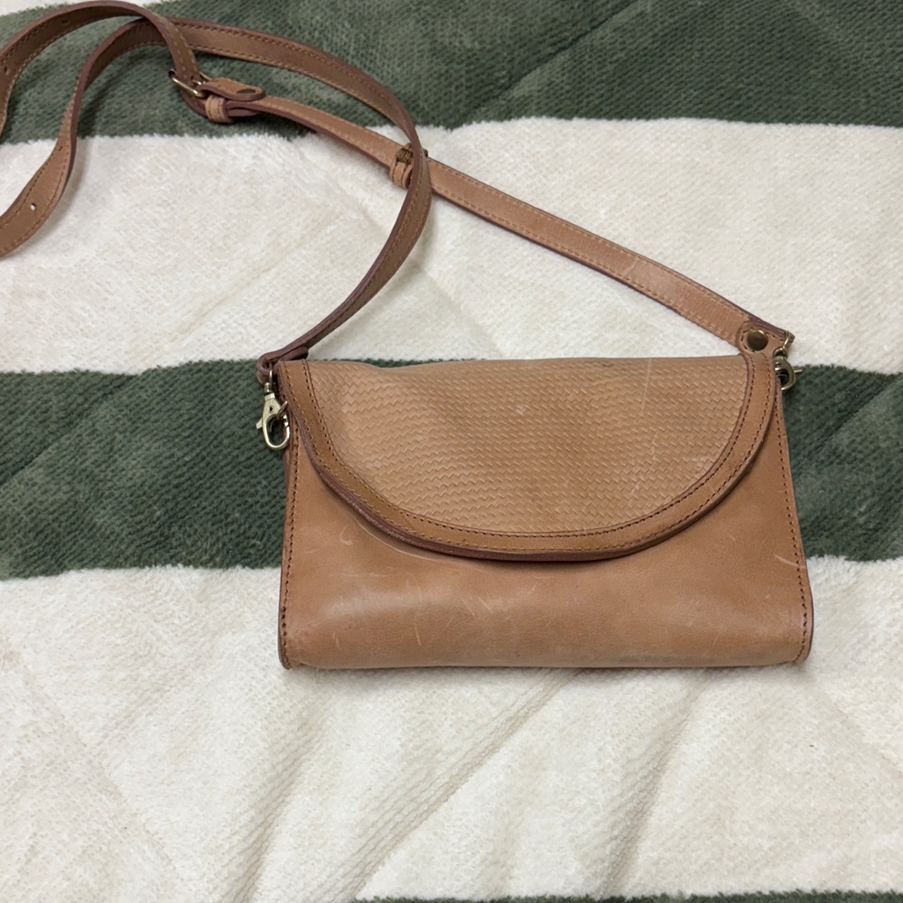 Elegant Tan Leather Crossbody Bag